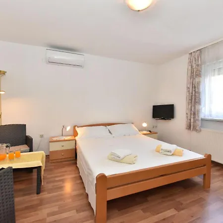 Apartman Traditional In With Garden *
