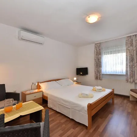 Apartman Traditional In With Garden *